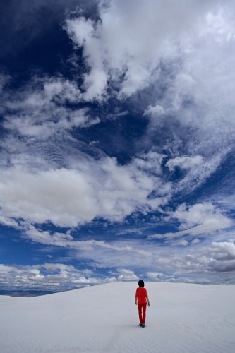 White Sands National Park (Nouveau Mexique, USA) - Personnage marchant sur une dune avec nuages blancs se détachant sur un ciel bleu(VO-20-0458)