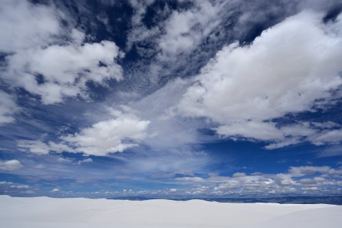 White Sands National Park (Nouveau Mexique, USA) - Dunes de sable blanc avec nuages blancs se détachant sur un ciel bleu(VO-20-0455)