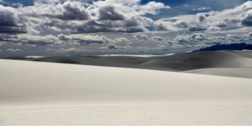 White Sands National Park (Nouveau Mexique, USA) - Jeux de lumière et d'ombre sur les dunes de sable blanc avec ciel nuageux(VO-20-0407)