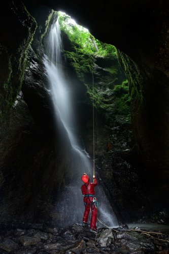 Gouffre du Gros Gadeau (Doubs) - Spéléo à la base de la cascade du puits d'entrée (SP-20-0493)