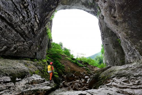 Grotte Sarrazine (Doubs) - Spéléo à la base du porche d'entrée (vu de l'intérieur)(SP-20-0432)