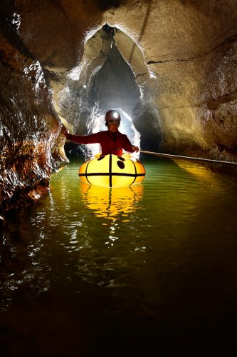 Grotte de la Vieille Folle (Doubs) - Spéléo traversant le petit lac en canot (personnage non éclairé)(SP-20-0714.jpg)