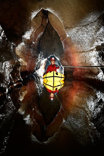 Grotte de la Vieille Folle (Doubs) - spéléo traversant le petit lac en canot   (SP-20-0707)