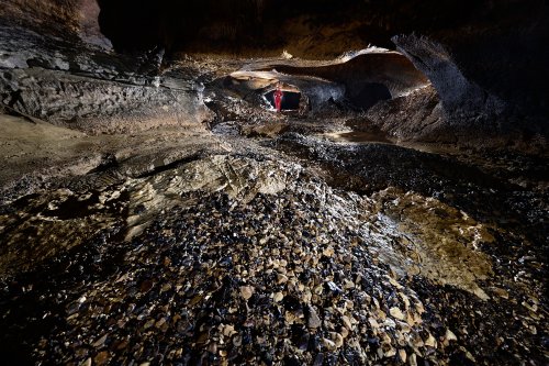 Trou du Pic (Doubs) - Galerie avec sol jonché de cailloux entraînés par les crues(SP-20-0738)