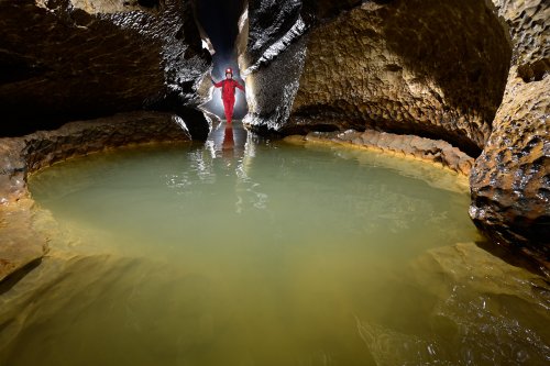 Grotte de la Vieille Folle (Doubs) - Vasque d'eau verte stagnante dans la rivière(SP-20-0724)