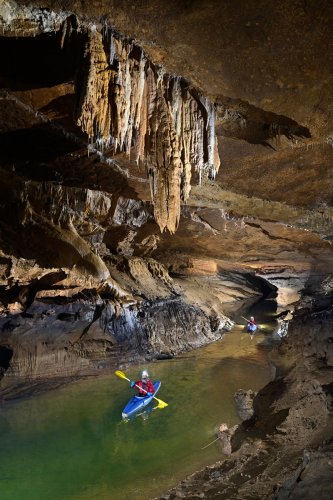 Trou du Pic (Doubs) - Progression en kayak dans la rivière (grande galerie) (SP-20-0749)
