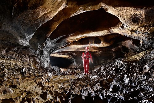 Trou du Pic (Doubs) - Spéléo dans galerie avec roche déchiquetée au sol (SP-20-0757)
