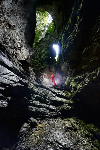 Bief Bousset (Doubs) - Spéléo remontant le puits d'entrée(SP-20-0790)