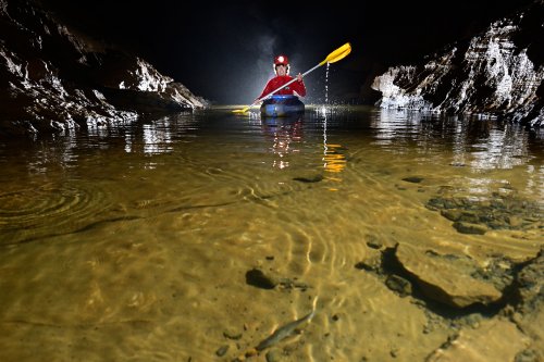 Trou du Pic (Doubs) - Spéléo progressant en kayak dans la rivière(SP-20-0751)