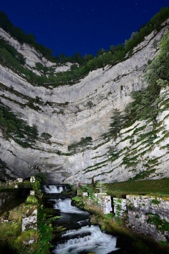 Source de la Loue (Doubs) - Vue d'ensemble avec les falaises. Cette photo a été réalisée de nuit en envoyant plusieurs éclairs de flash électronique (Godox BM600 et Godox AD360) pendant une pose de 20 secondes (1000 ISO, f5,6)(HY-20-0059)