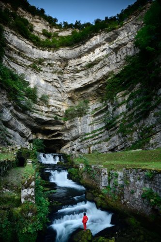 Source de la Loue (Doubs) - Vue d'ensemble avec les falaises à la tombée du jour(HY-20-0045)
