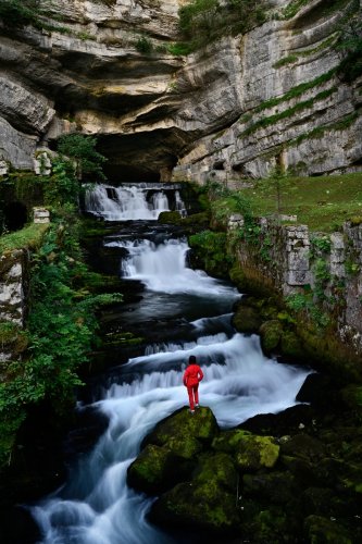 Source de la Loue (Doubs) - Cadrage serré avec la rivière (HY-20-0053)