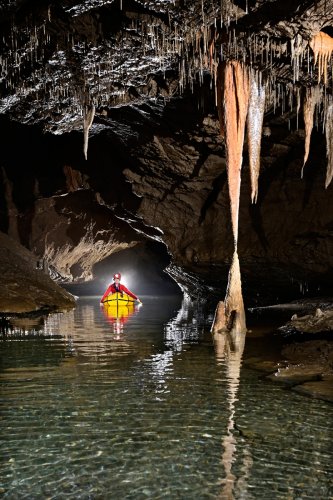 Gouffre de Cabrespine (Aude) - ^Navigation sur la rivière souterraine en aval du Gouffre Géant(SP-20-0884)