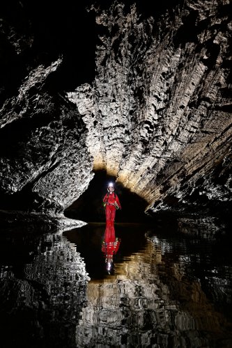 Gouffre de Cabrespine (Aude) - Rivière souterraine en aval du Gouffre Géant (avec reflet du spéléo dans l'eau) (SP-20-0901)