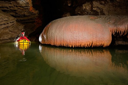 Gouffre de Cabrespine (Aude) - Navigation sur la rivière souterraine en aval du Gouffre Géant : grande méduse de calcite(SP-20-0891)