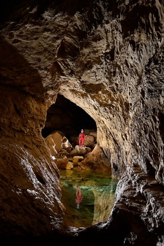 Grotte de Bournillon (Isère) - Reflet d'un spéléo dans une marmite remplie d'eau près de l'entrée(SP-20-1270)