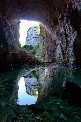 Grotte de Bournillon (Isère) - Porche d'entrée avec reflet des falaises des rochers de Presles dans le lac (verticale)(SP-20-1267)