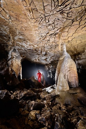 Grotte de Bournillon (Isère) - Le village Nègre avec spéléo entre deux "cases" (verticale avec lapiaz de voûte)(SP-20-1277)