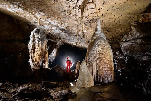 Grotte de Bournillon (Isère) - Le village Nègre avec spéléo entre deux "cases" (horizontale) (SP-20-1285)