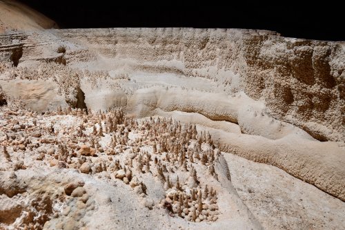 Aven d'Orgnac-Issirac (Ardèche) - Grand gour blanc avec petits "soldats" et perles(SP-21-0082)