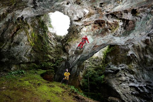 Aven du Mas de Rouquet (Hérault) - Descente du puits d'entrée avec ses trois orifices (SP-21-0125)