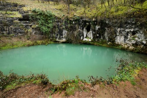 Source Saint Georges (Lot) - Vasque (cette source est la résurgence de la rivière souterraine de Padirac)(HY-21-0058)