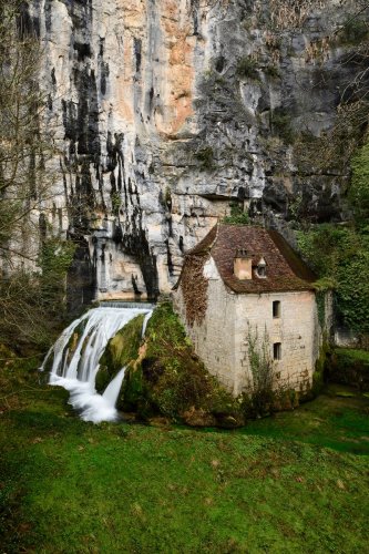 Fontaine de la Pescalerie (Lot) - Moulin et cascade à la sortie de la source(HY-21-0053)
