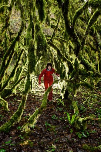 Résurgence du Trou Madame (Lot) - Annie au milieu es arbres moussus à côté de la résurgence(HY-21-0043.jpg)