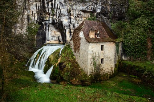 Fontaine de la Pescalerie (Lot) - Moulin et cascade à la sortie de la source(HY-21-0050)