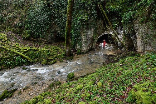 Perte du saut de la Pucelle (Lot) - Rivière en haute eaux arrivant à la perte(SP-21-0217)