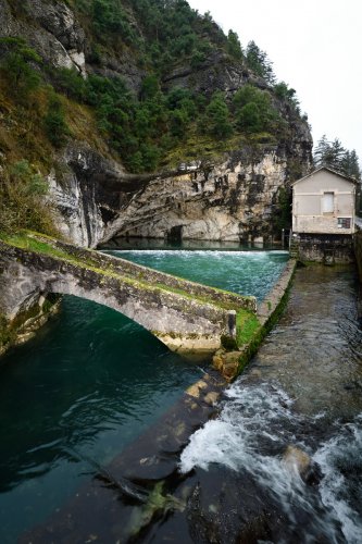 Fontaine des Chartreux (Cahors) - Vue d'ensemble avec le chenal dirigeant les eaux vers le Lot(HY-21-0002)
