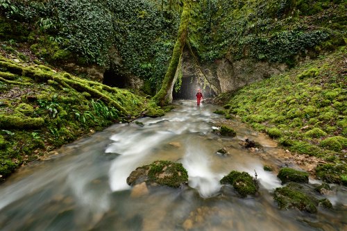 Perte du saut de la Pucelle (Lot) - Rivière en haute eaux arrivant à la perte(SP-21-0210)