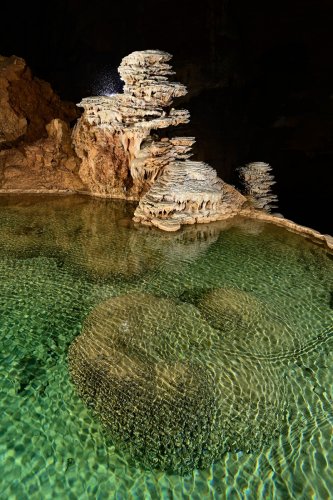 Gouffre de Padirac (Lot) - Partie aménagée - Lac suspendu dans la salle du Grand Dôme avec stalagmite en pile d'assiette en arrière plan(SP-21-0957.)