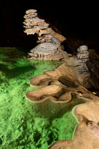 Gouffre de Padirac (Lot) - Partie aménagée - Bordure du lac suspendu dans la salle du Grand Dôme  (avec spéléo en arrière plan)   (SP-21-0950)