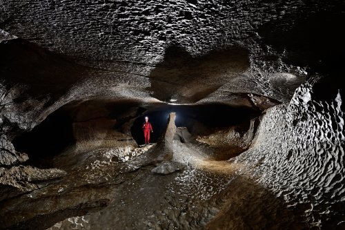Event de Peyrejal (Ardèche) - Lame d'érosion au milieu d'une galerie avec coups de gouge (SP-21-1175)
