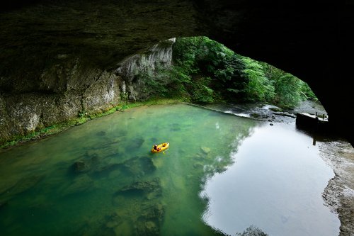 Source du Lison (Doubs) - Navigation sur le lac à la sortie des eaux (vue du belvédère)(SP-21-1296)