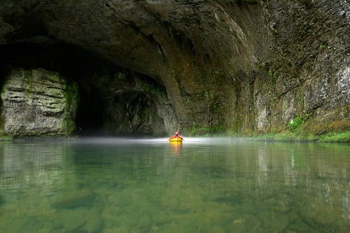 Source du Lison (Doubs) - Navigation sur le lac à la sortie des eaux (vue du bas)(SP-21-1285)