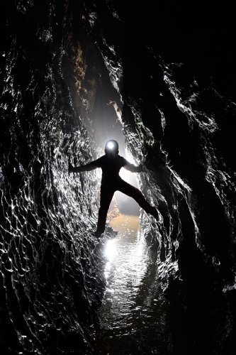 Baume de Gonvillars (Doubs) - Spéléo en opposition dans une diaclase avec rivière(SP-21-1234)