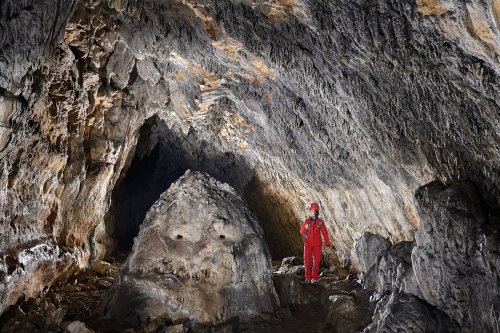 Baume aux Sarrons (Doubs) - Galerie avec au milieu un dôme stalagmitique  ("Pac-Man")(SP-21-1179)