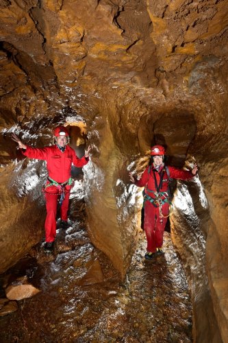 Grotte de la Cabane de Saint-Paul-les-Fons (Aveyron) - Progression dans le méandre avec la rivière qui fait un coude à 180°(SP-21-1479)