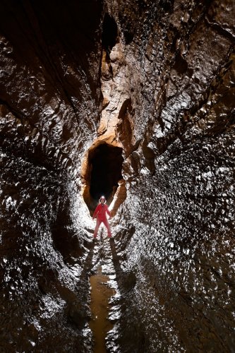 Grotte du Banquier (Hérault) - Galerie verticale après le siphon S1.(SP-21-1603)