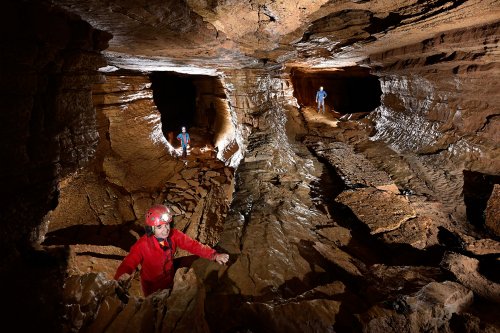 Grotte du Banquier (Hérault) - La "lucarne" vue du haut avec les deux galeries parallèles sur deyx niveaux(SP-21-1596)