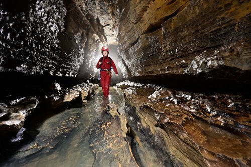 Rivière souterraine du Bousquet (Hérault) : progression dans la rivière avec les lames d'érosion(SP-21-1859)