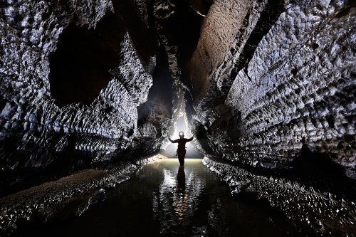 Rivière souterraine du Bousquet (Hérault) : spéléo en contre-jour dans la rivière avec les coups de gouge sur les parois(SP-21-1847)