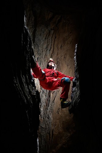 Snedegars Cave (Virginie occidentale, USA) - Escalade en opposition dans une galerie étroite(SP-21-2290)