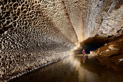 Piercy's Mill Cave (Virginie occidentale, USA) - Rivière souterraine coulant dans une galerie avec parois couvertes de coups de gouge(SP-21-2222)