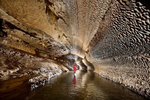 Piercy's Mill Cave (Virginie occidentale, USA) - Rivière souterraine coulant dans une galerie avec parois couvertes de coups de gouge(SP-21-2220)