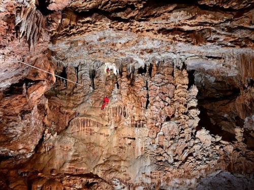 Aven d'Orgnac-Issirac (Ardèche) - Tyrolienne à la fin du parcours : la descente se fait en rappel guidé(SP-22-0109)