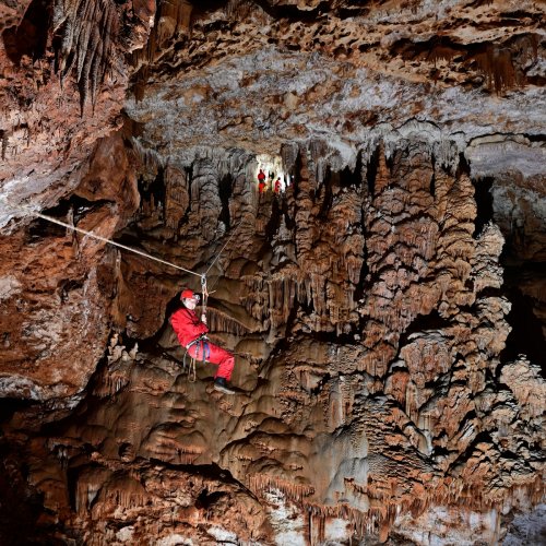 Aven d'Orgnac-Issirac (Ardèche) - Tyrolienne à la fin du parcours : la descente se fait en rappel guidé(SP-22-0117)