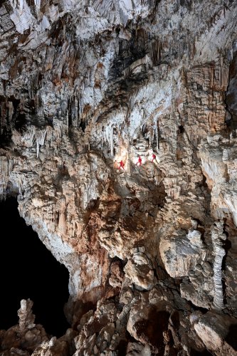 Aven d'Orgnac-Issirac (Ardèche) - Vue d'ensemble de la progression sur le premier tronçon du parcours "Vertige souterrain"(SP-22-0082)